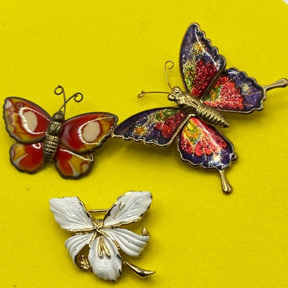 Vintage Brooch Lot Butterflies & White Flower Enameled Naturecore - Picture 1 of 8